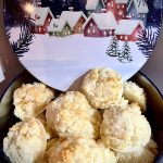 Kokosmakronen in weihnachtlicher Keksdose