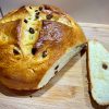 Osterbrot mit Rosinen
