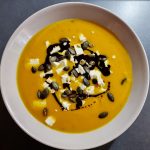 Kürbissuppe mit Feta, Kürbiskernen und Kürbiskernöl als Topping