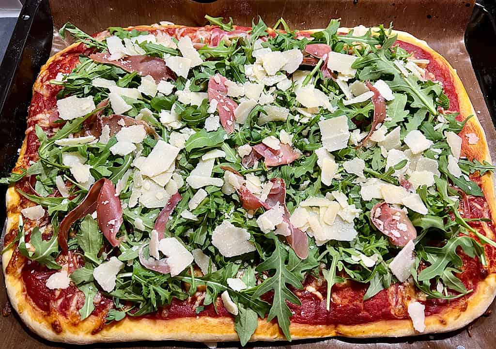 IMG 4182 Pizza mit Rucola, Serrano & Parmesan