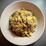 Rustikaler Kohleintopf mit Pilzen (vegan)
