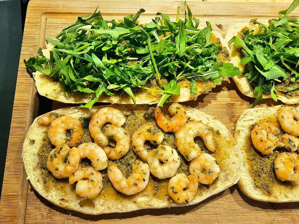 img 20230405 180442 281440 x 1080 pixel295742932636378121033 Belegtes Panini mit Shrimps, Rucola & Pesto