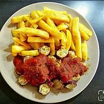 Pommes Currywurst mit selbst gemachter Currywurstsoße