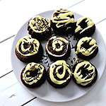 Schokomuffins mit weißer Schokoglasur