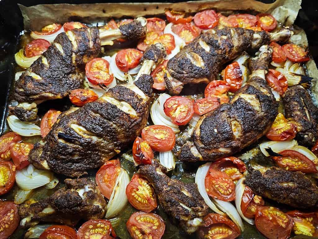 wp 16933238187674622032195125680264 Hähnchenschenkel mit Baharat Marinade, Tomaten & ZWiebeln
