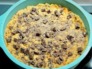 wp 17118059664327418986478360882339 Schokostückchen auf den Kuchen verteilen