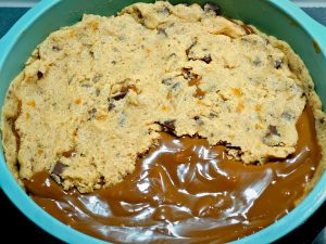 wp 17118059665182894731776609029886 Zweite Cookie-/Kuchenteighälfte auf die Karamellcreme verteilen