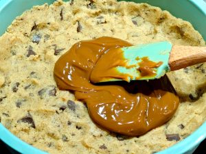 wp 17118059666246956569086974770215 Karamellmilch auf Kuchenboden verteilen