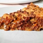 Ein Stück Chocolate Chip Cookie Karamell Kuchen