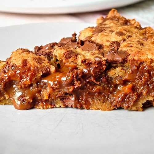 wp 17118111675418700561938882672005 Ein Stück Chocolate Chip Cookie Karamell Kuchen