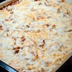 Low Carb Pizza mit Blumenkohl als Boden, belegt mit Thunfisch