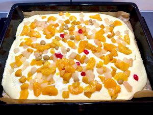 img 9448 1 Milchmädchen-Vanillepudding-Schnitten mit Fruchtcocktail Topping vom Blech